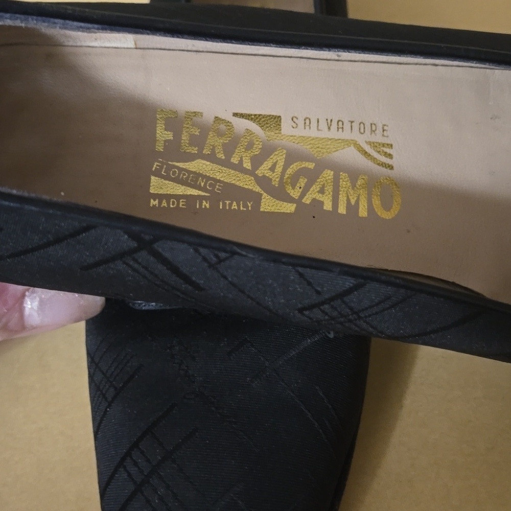 Salvatore Ferragamo Black Bow Heels Size 8.5 - Picture 4 of 11